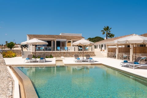 Seasonal outdoor pool, pool umbrellas, sun loungers