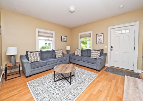 Cozy living room - All new furniture in the living room...very comfortable