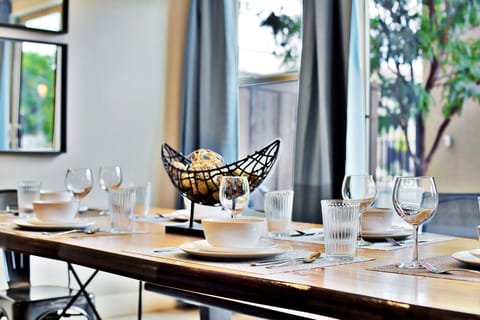 424 Dining Area with Seating for 8