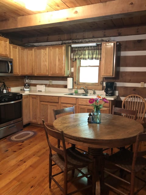 Fully equipped kitchen, seating for 5.