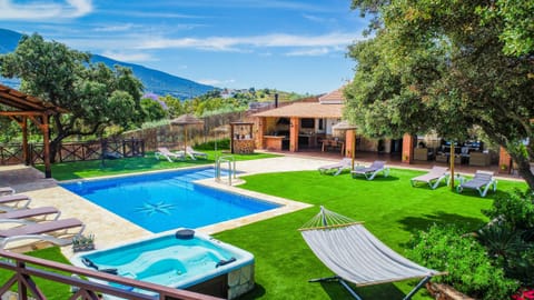 Enjoy the private pool of this villa in Alhaurín el Grande