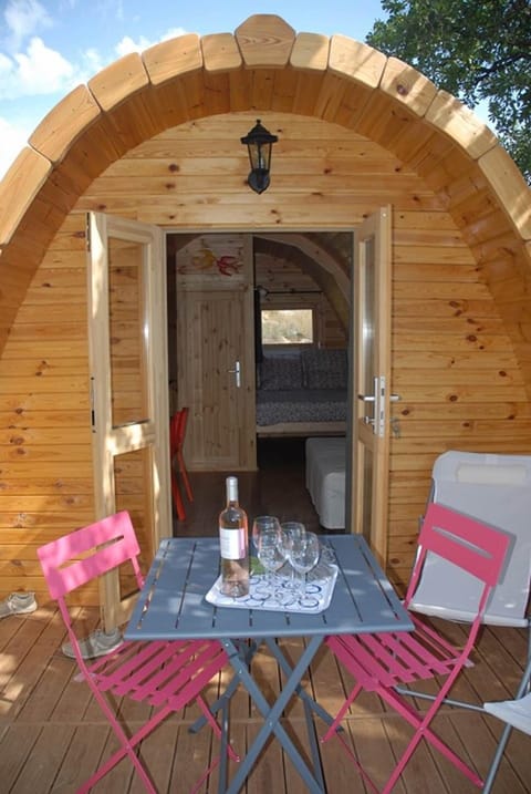 La terrasse et l'entrée du Pod