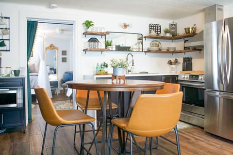 Dining for 4 (+ 2 at the breakfast bar).