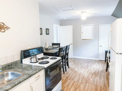 Kitchen, Dining seats 6