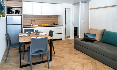 Flat-screen TV, table tennis