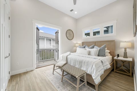 King Bed- Luxury cotton linens. Bedside I-Phone /watch/airpod charging station.
