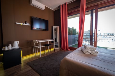 Junior Studio Suite | Minibar, desk, free WiFi, bed sheets