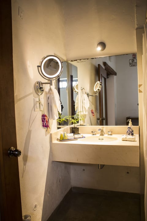 Suite | Bathroom | Shower, free toiletries, hair dryer, bathrobes