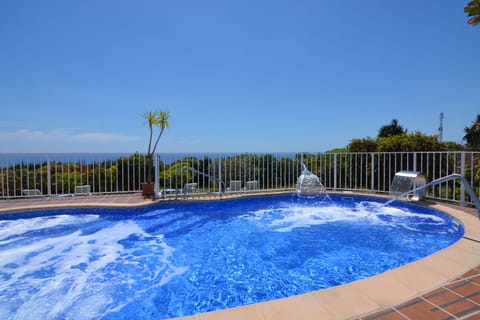 Seasonal outdoor pool, pool umbrellas, sun loungers