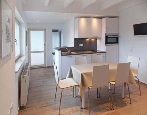 Full-size fridge, oven, stovetop, dishwasher