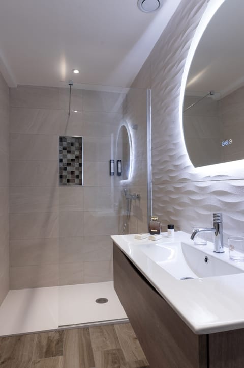 Superior Room (Outbuildings) | Bathroom | Hair dryer, towels, soap, shampoo