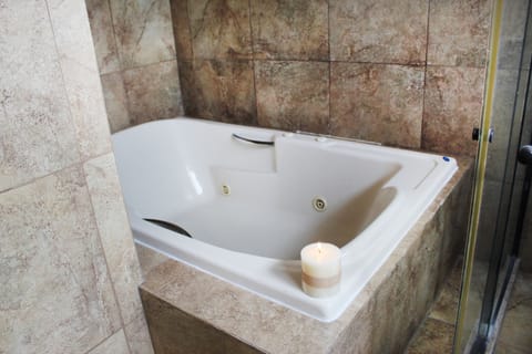 Presidential Room, 1 King Bed, Hot Tub | Egyptian cotton sheets, premium bedding, down comforters