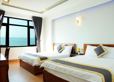 Family Room | Minibar, desk, WiFi (free), bed sheets