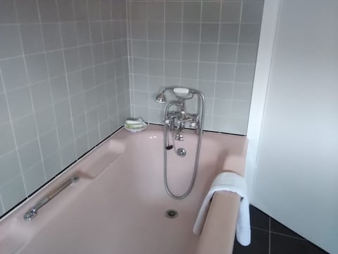 Triple Room | Deep soaking bathtub
