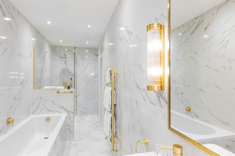 Deluxe Family Room | Bathroom | Combined shower/tub, free toiletries, hair dryer, towels