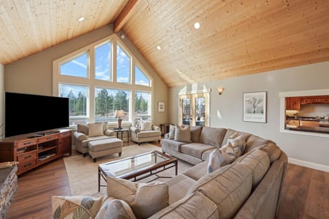 House, 5 Bedrooms | Living area