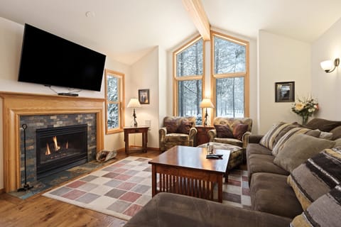 House, 5 Bedrooms | Living area