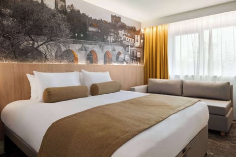 Standard Room, 1 King Bed | Desk, laptop workspace, blackout drapes, iron/ironing board (on request)