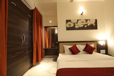 Deluxe Double Room, 1 King Bed | Free WiFi, bed sheets