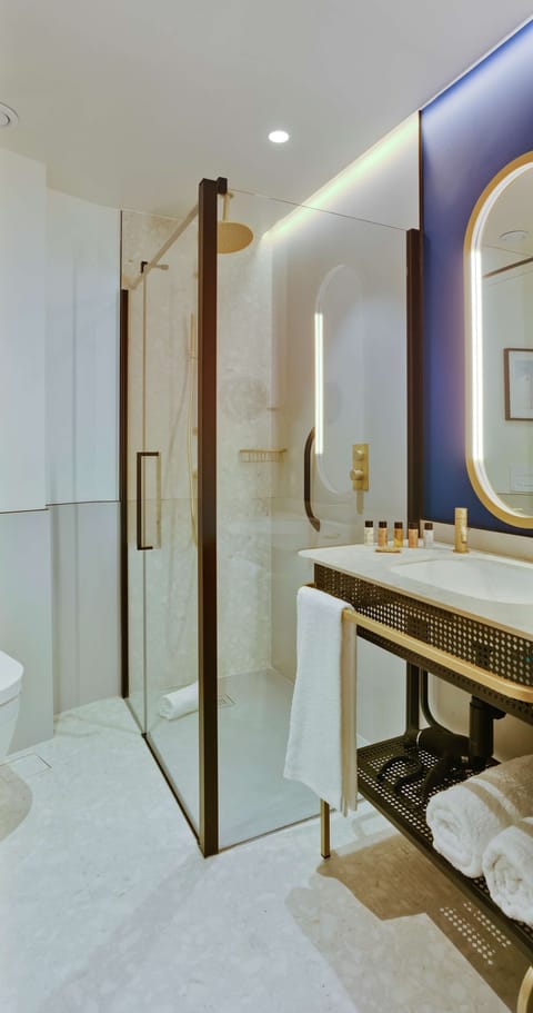 Double Room, City View (Catalina) | Bathroom shower