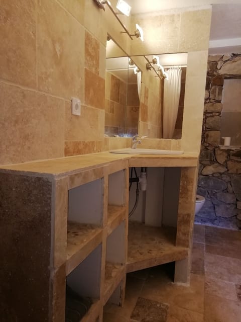 Classic Studio | Bathroom sink