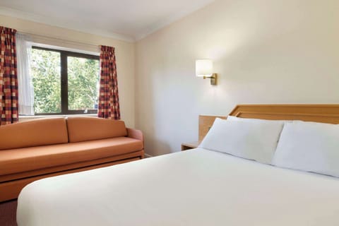 Room, Multiple Beds, Non Smoking | Desk, free cribs/infant beds, free WiFi, bed sheets