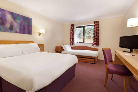 Desk, free cribs/infant beds, free WiFi, bed sheets