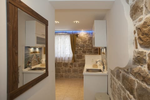 Traditional Double Room, 1 Queen Bed | Individually decorated, individually furnished, free cribs/infant beds