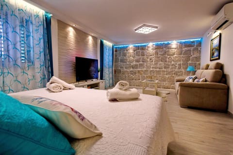 Luxury Double Room, 1 King Bed | Individually decorated, individually furnished, free cribs/infant beds