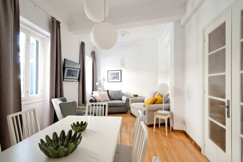 Deluxe Apartment, 4 Bedrooms, Private Bathroom, Ground Floor | In-room dining