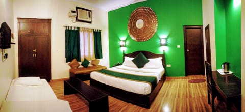 Luxury Room, 1 King Bed | Premium bedding, individually decorated, individually furnished, desk