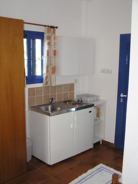 Fridge, stovetop, electric kettle, cookware/dishes/utensils