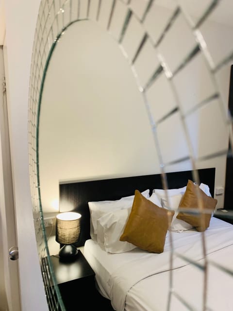 Deluxe Room, 1 Queen Bed, Non Smoking | Desk, soundproofing, iron/ironing board, free WiFi