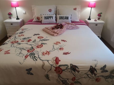 Perspetiva da cama king size do quarto do arquiteto
