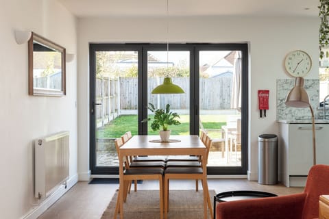 Full-size fridge, microwave, oven, stovetop