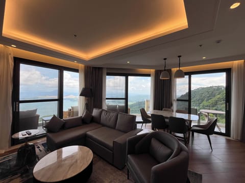 Executive Suite Room | Living area | 32-inch LCD TV with cable channels, TV