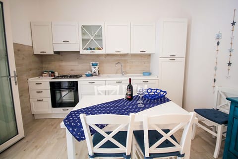 Marina di Grosseto - Il Timone Apartment - The kitchen in the living room is equipped with everything you need: dishwasher, coffee machine, kettle, oven, etc.