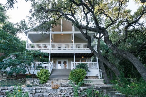 Two big porches to enjoy the lake view!