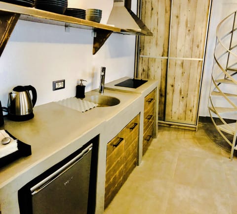 Fridge, coffee/tea maker, electric kettle