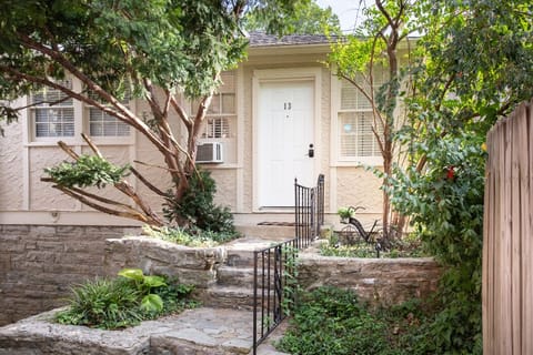 Quaint Cottage located just blocks from Vanderbilt and Children's Hospital.