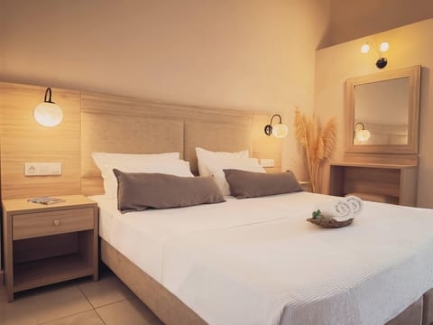 Superior Triple Studio | In-room safe, desk, iron/ironing board, free cribs/infant beds