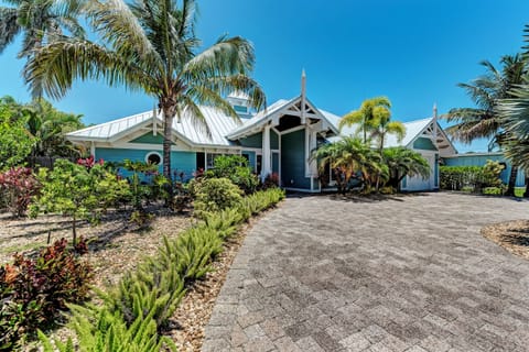 Large "C" shape drive way and stunning landscaping makes for a beautiful home