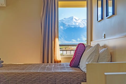 Suite, 1 Bedroom | Premium bedding, blackout drapes, iron/ironing board, WiFi (free)