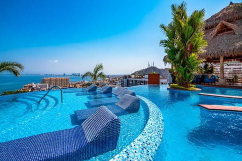 [Rooftop] Relax with stunning 360° views of Puerto Vallarta.