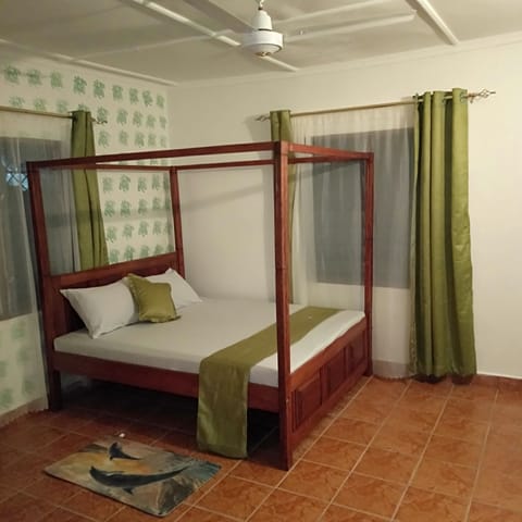 Family Single Room | Desk, iron/ironing board, cribs/infant beds, free WiFi