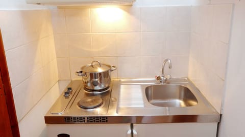 Standard Double Room | Private kitchenette | Fridge, stovetop, cookware/dishes/utensils