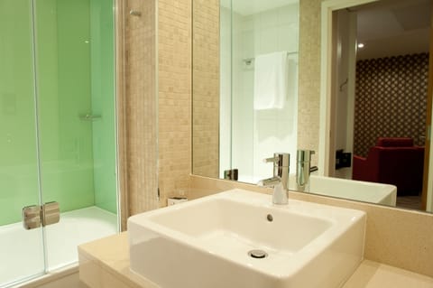 Room, 1 King Bed, Non Smoking (Leisure) | Bathroom | Free toiletries, hair dryer, towels