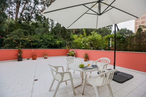 Terraço muito amplo com envolvente arborizada.