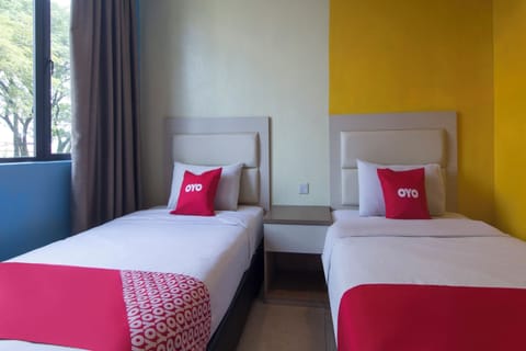 Deluxe Twin Room | Desk, laptop workspace, WiFi (free), bed sheets