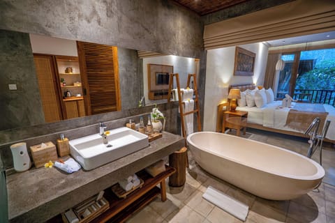 Suite Pool View | Bathroom | Shower, spring water tub, rainfall showerhead, free toiletries